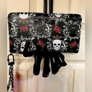 🌹💀🖤NWT-BETSEY JOHNSON GORGEOUS SKULL, FLORAL AND ROSES LARGE ZIP WALLET🌹💀🖤